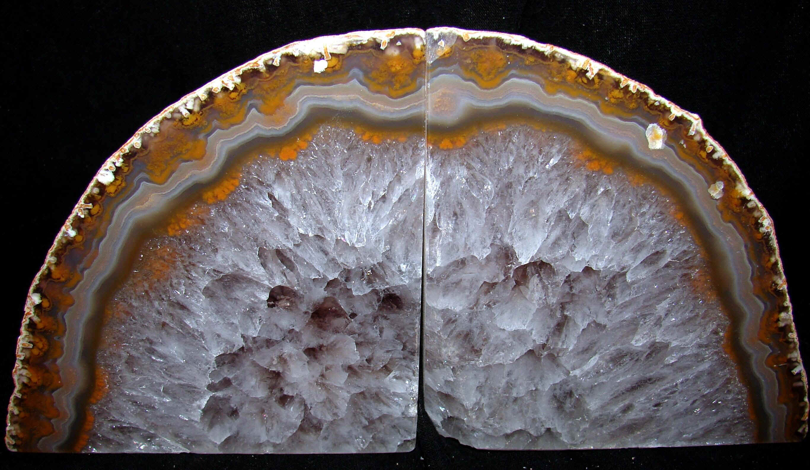 http://www.amethyst-geodes.com/abe-13.jpg (807370 bytes)